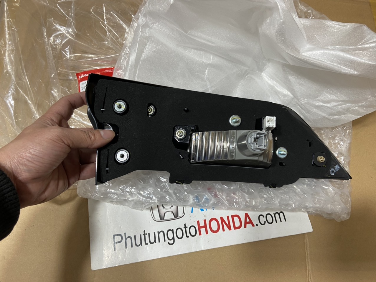 Đèn lái sau miếng trên cánh cửa hậu xe Honda CRV 2021-2022